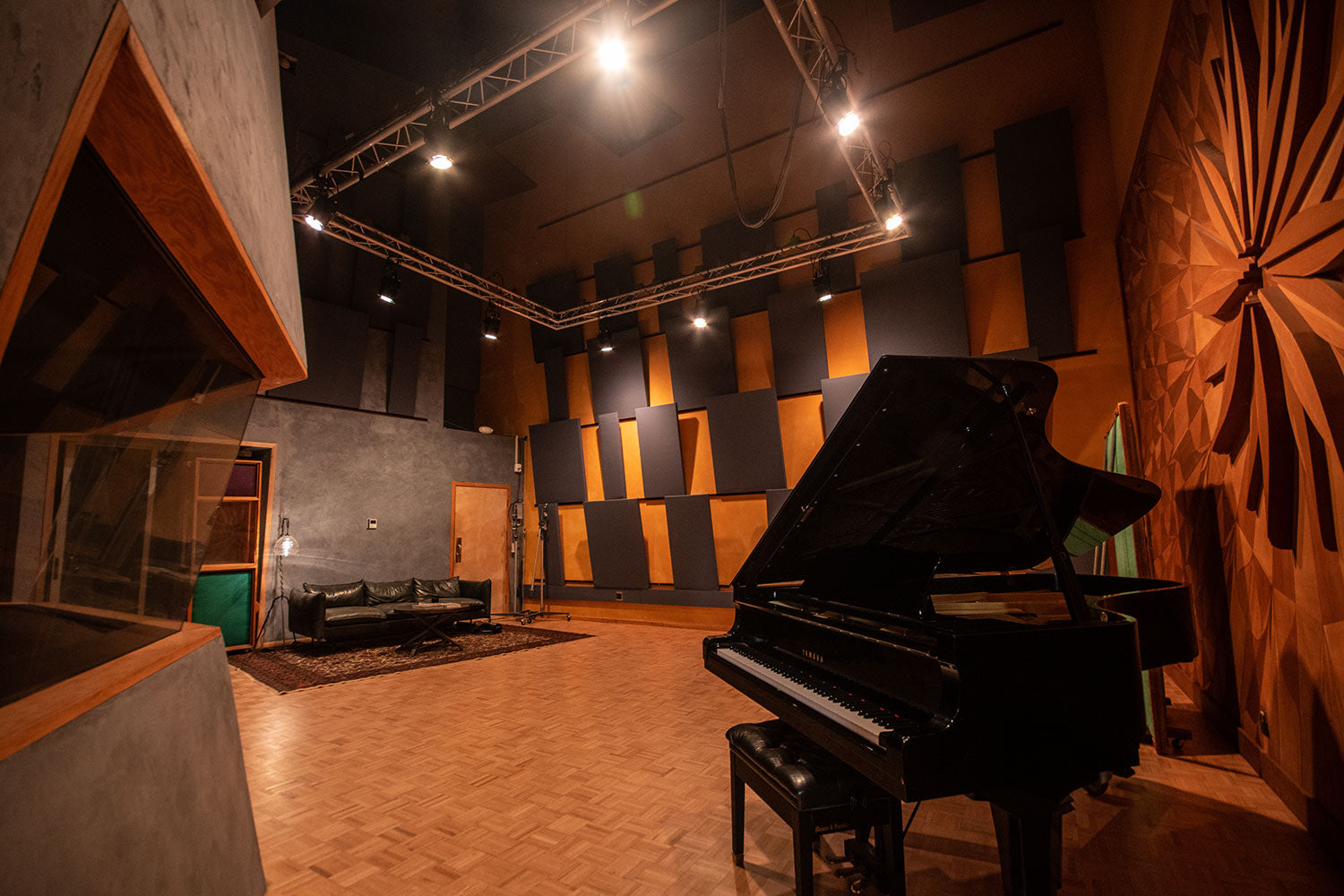 2200 Studios with piano